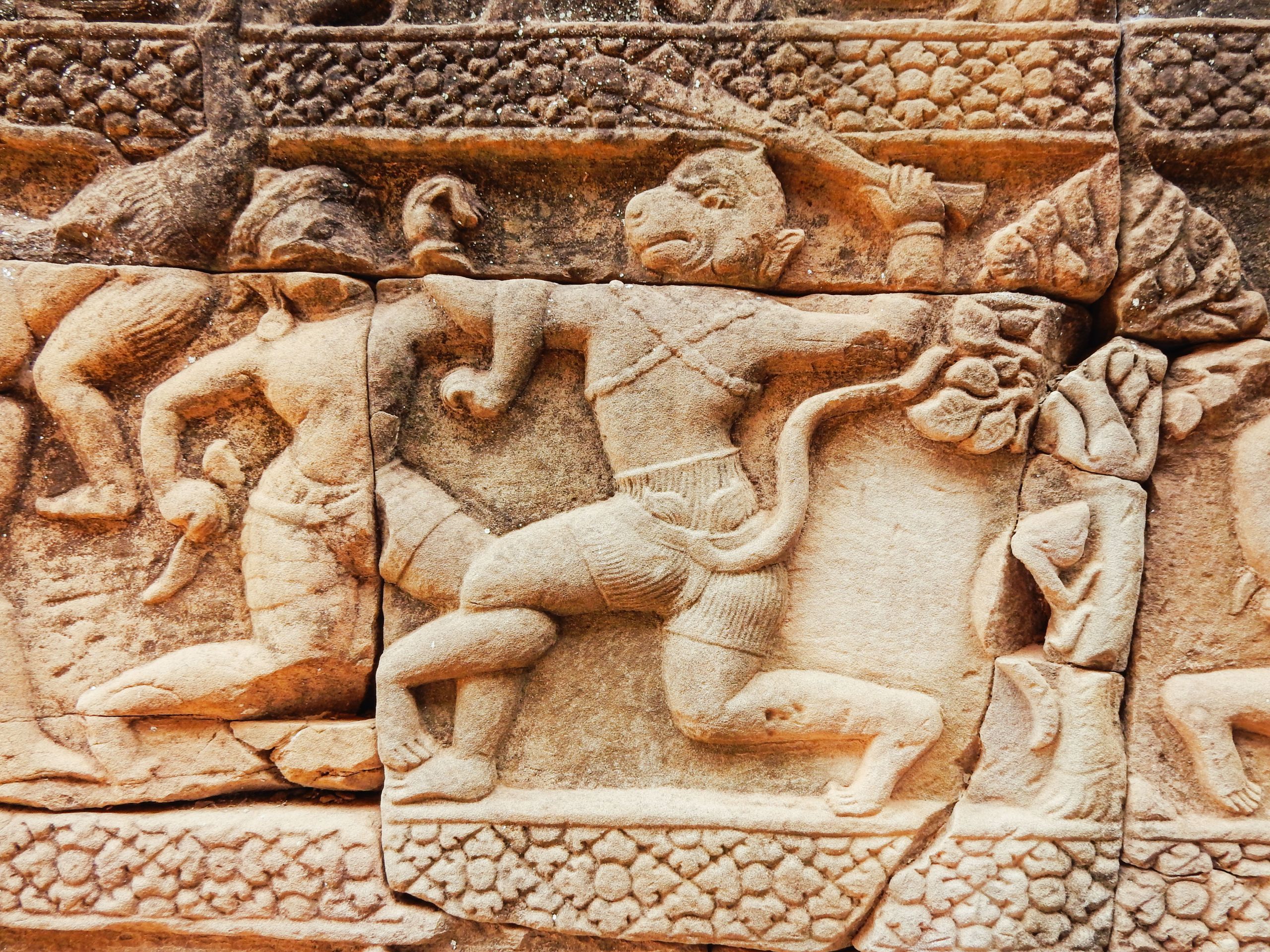 Bassorilievo in arenaria rosa di Banteay Srei, Cambogia, scene hindu scolpite